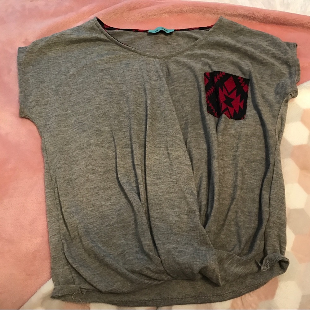 Grey shirt with patterned pocket