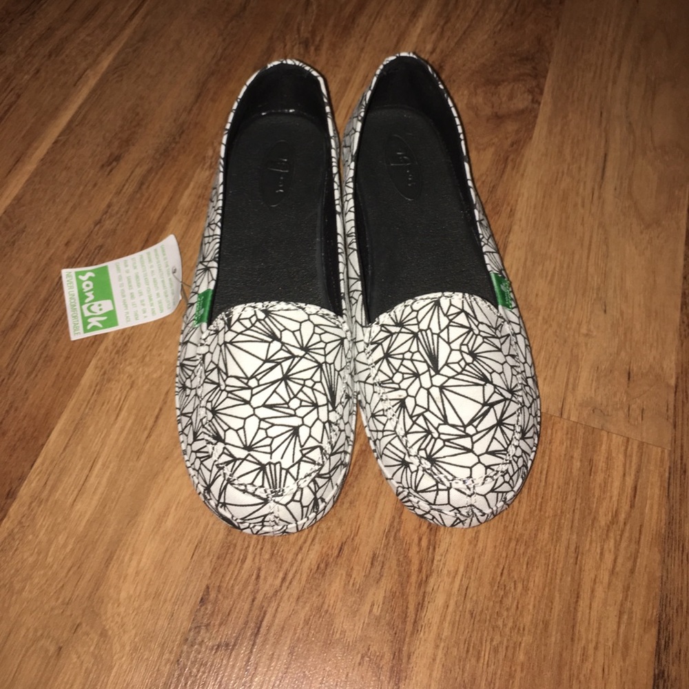 NWT Sanuk patterned slip on shoes