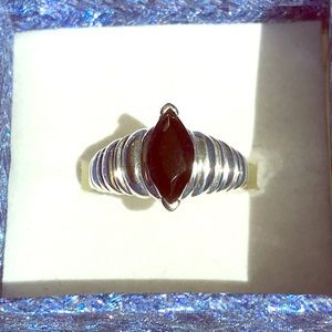 Black crystal marquise corrugated band ring