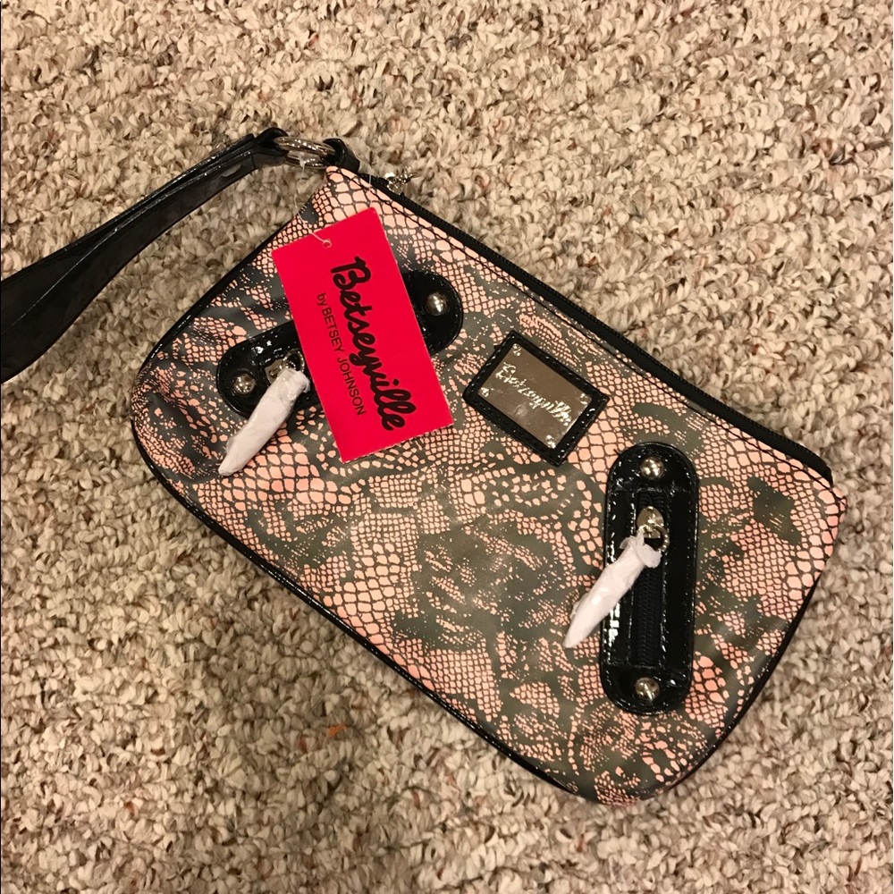 🖤Price Drop🖤Betsey Johnson Wristlet