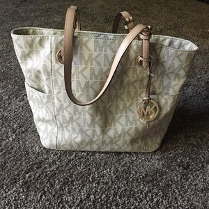 Michael Kors Jet Set Signature Tote- White