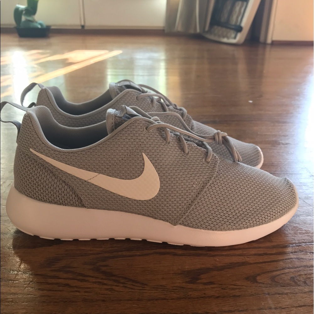 BRAND NEW men's gray Nike Rosche One
