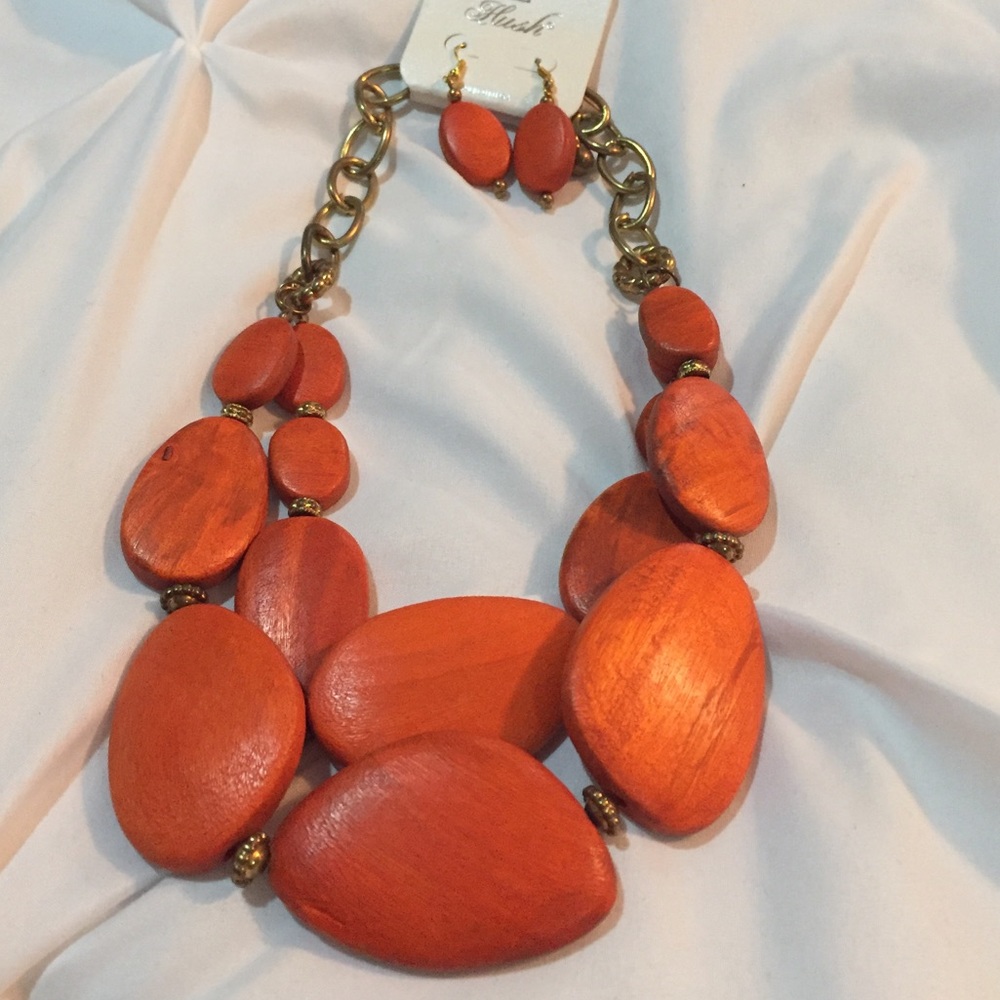 NWT NECKLACE & EARRING SET