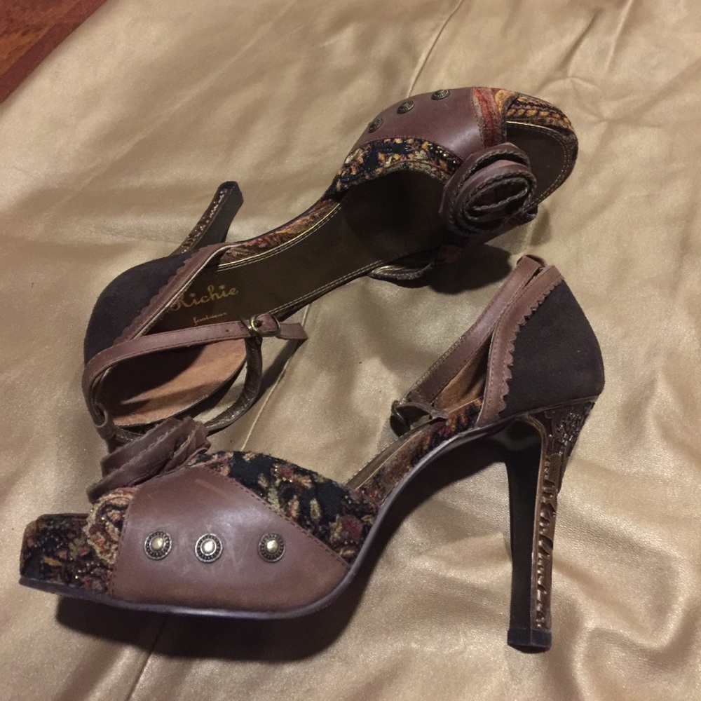 Velvet vintage type heels with heel design
