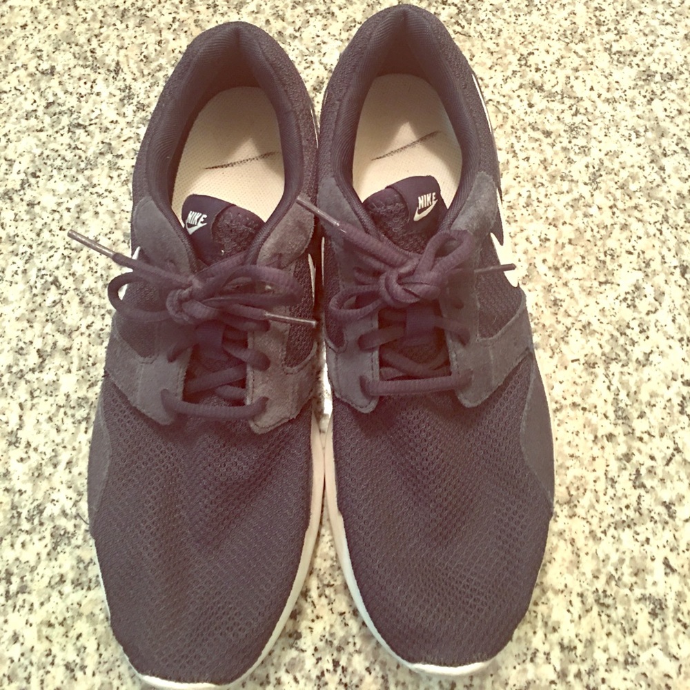Navy blue Nike roshe..