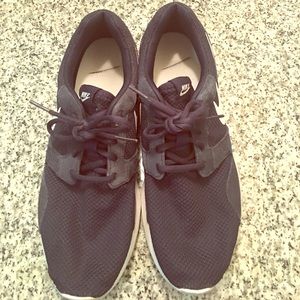 Navy blue Nike roshe..