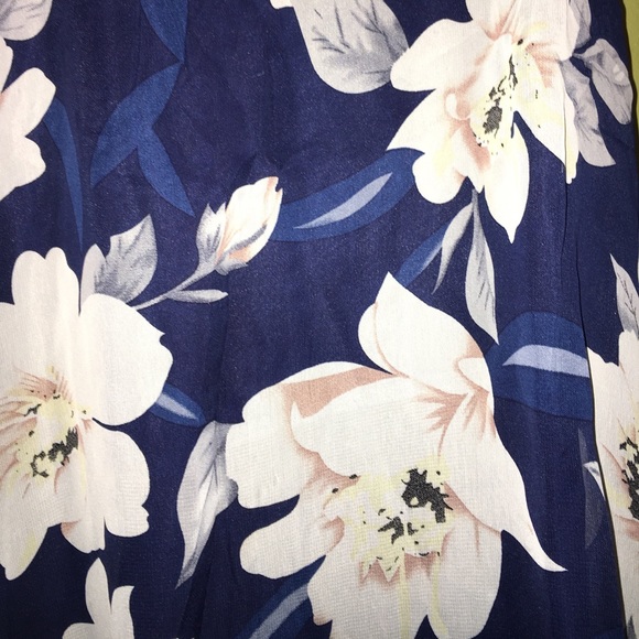 SOLDBeautiful blue and white floral tank - Picture 2 of 3