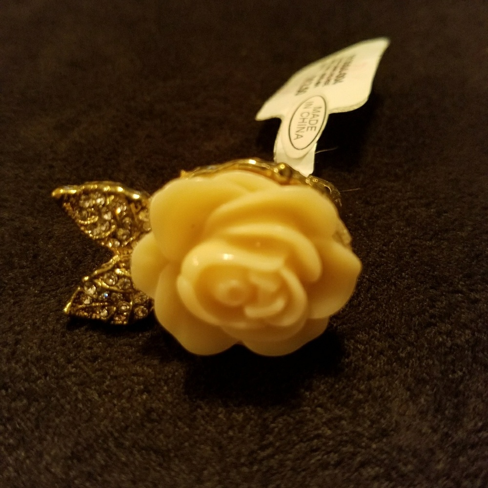 Torrid Ivory Ceramic Rose Ring size 11 NWT