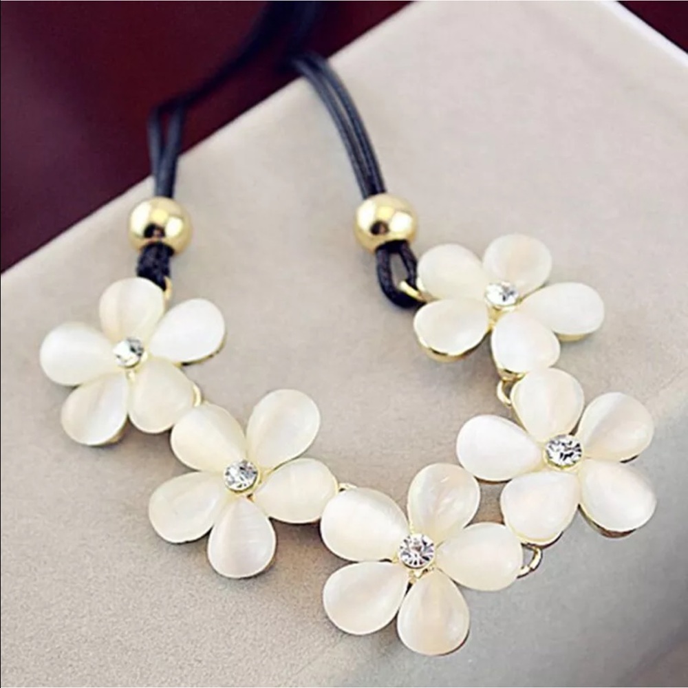 Marc Jacobs Daisy necklace