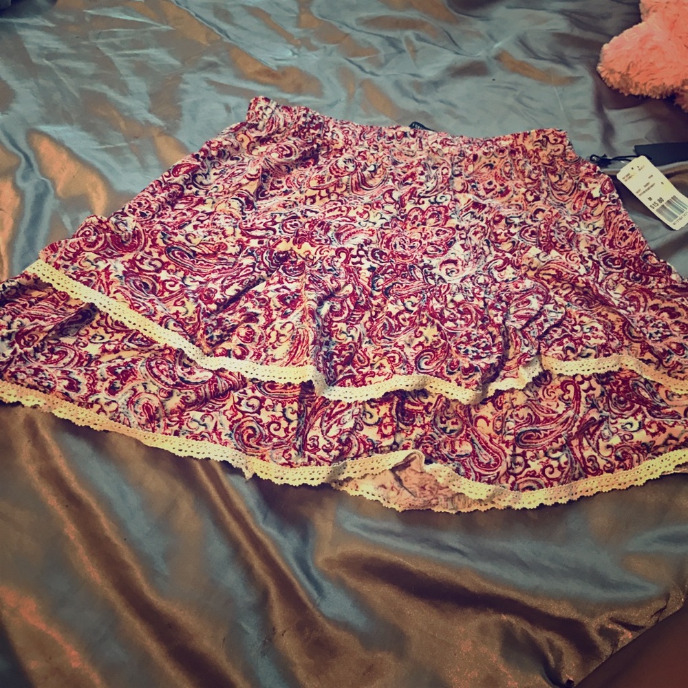 Cute mini cream/wine/navy skirt