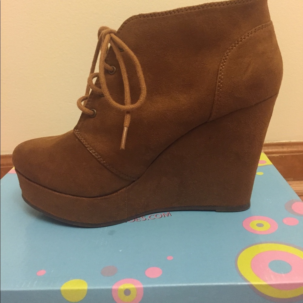 Camel wedge bootie