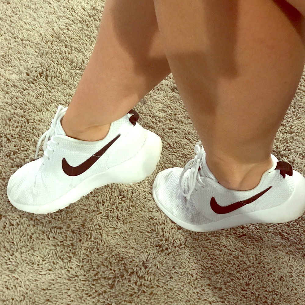 Size 7 Nike Roshe ⚫️⚪️⚫️