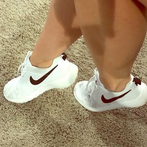 Size 7 Nike Roshe ⚫️⚪️⚫️