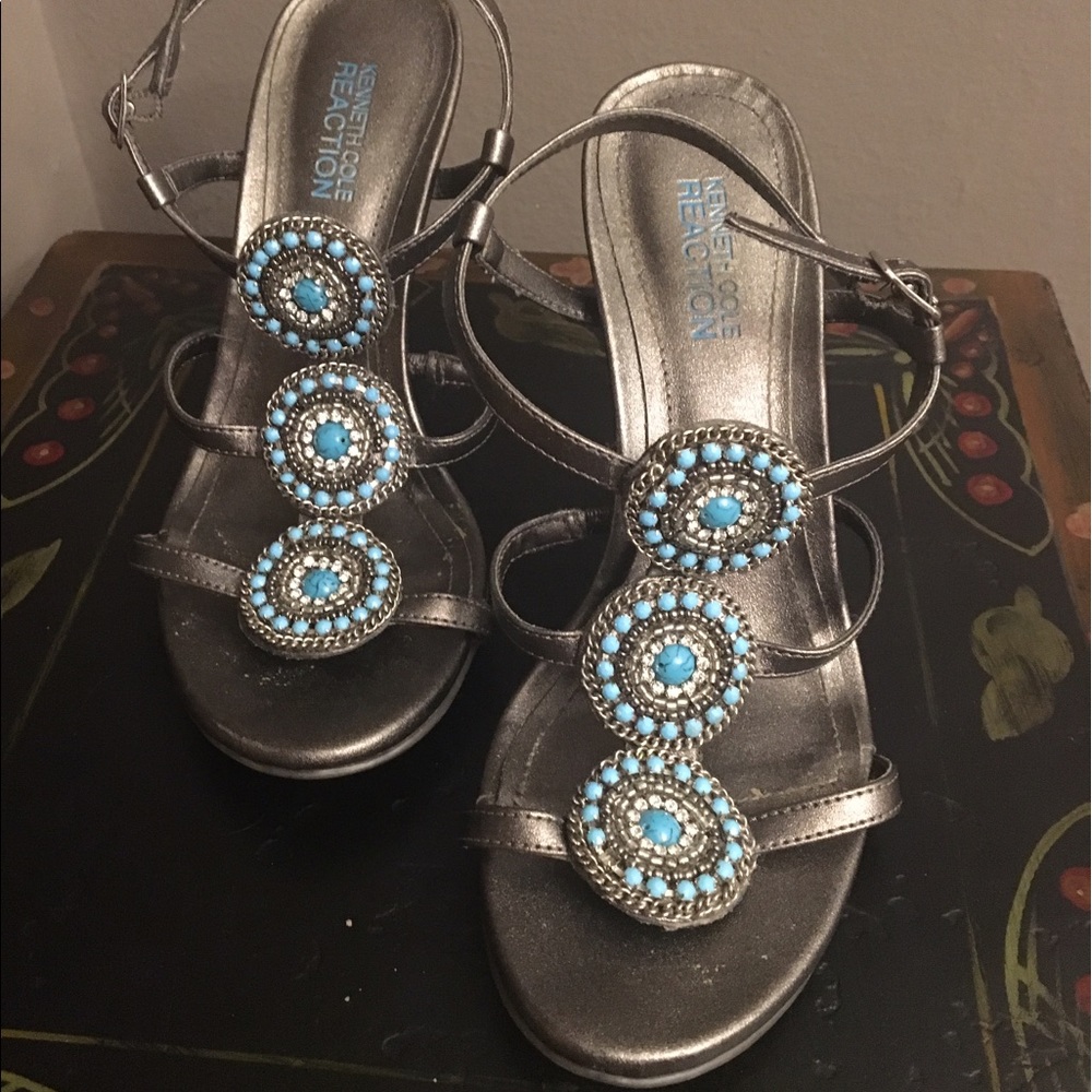 Size 6 Kenneth Cole Reaction silver heels w/turq