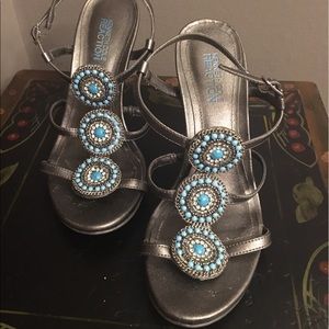 Size 6 Kenneth Cole Reaction silver heels w/turq