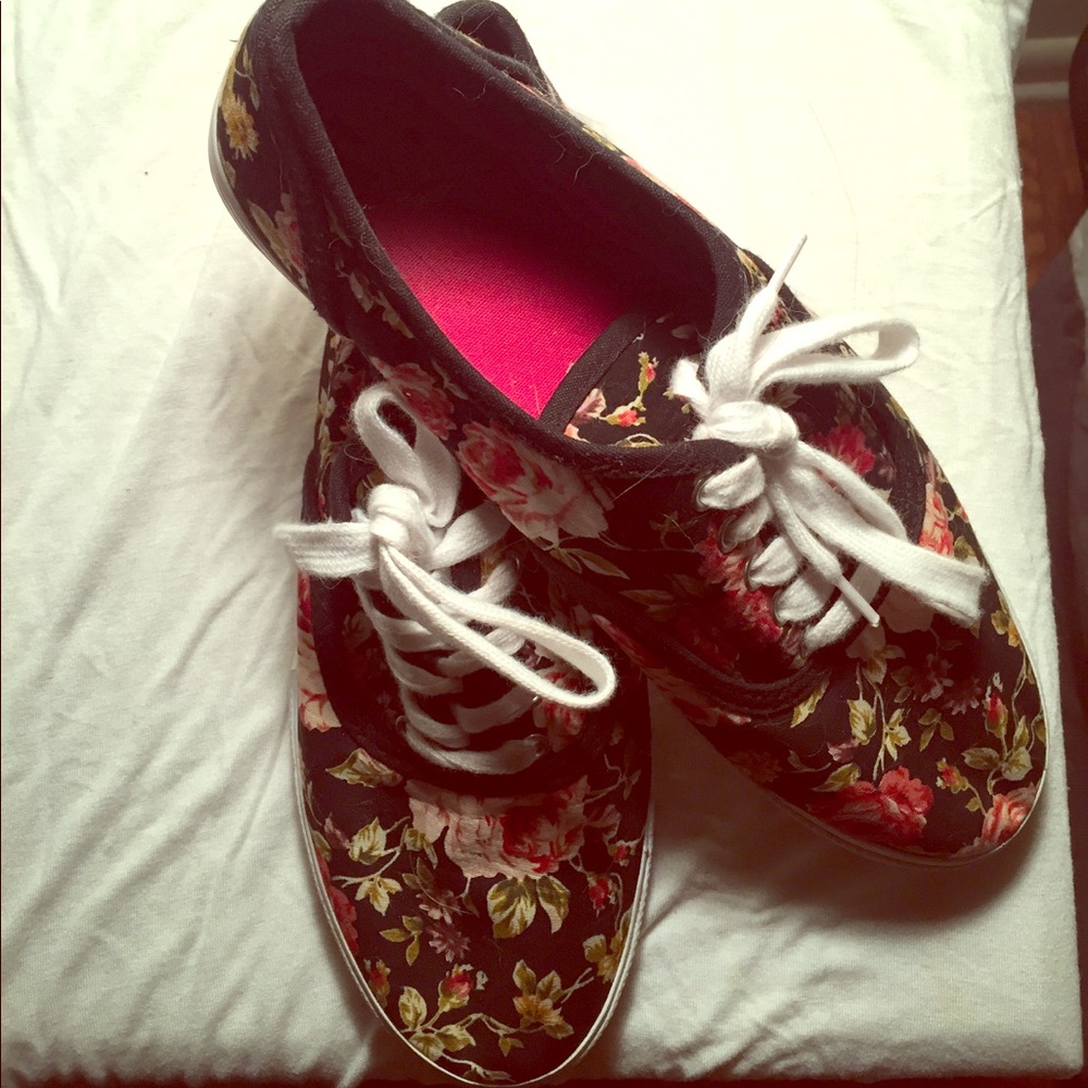 Light sneakers with fun floral print