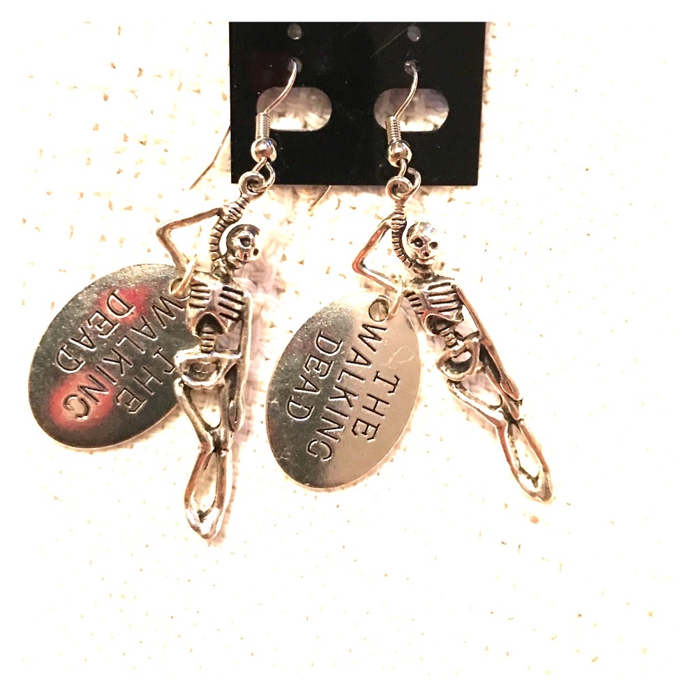 THE WALKING DEAD 💀 EARRINGS SILVERTONE NWT CUTE!!