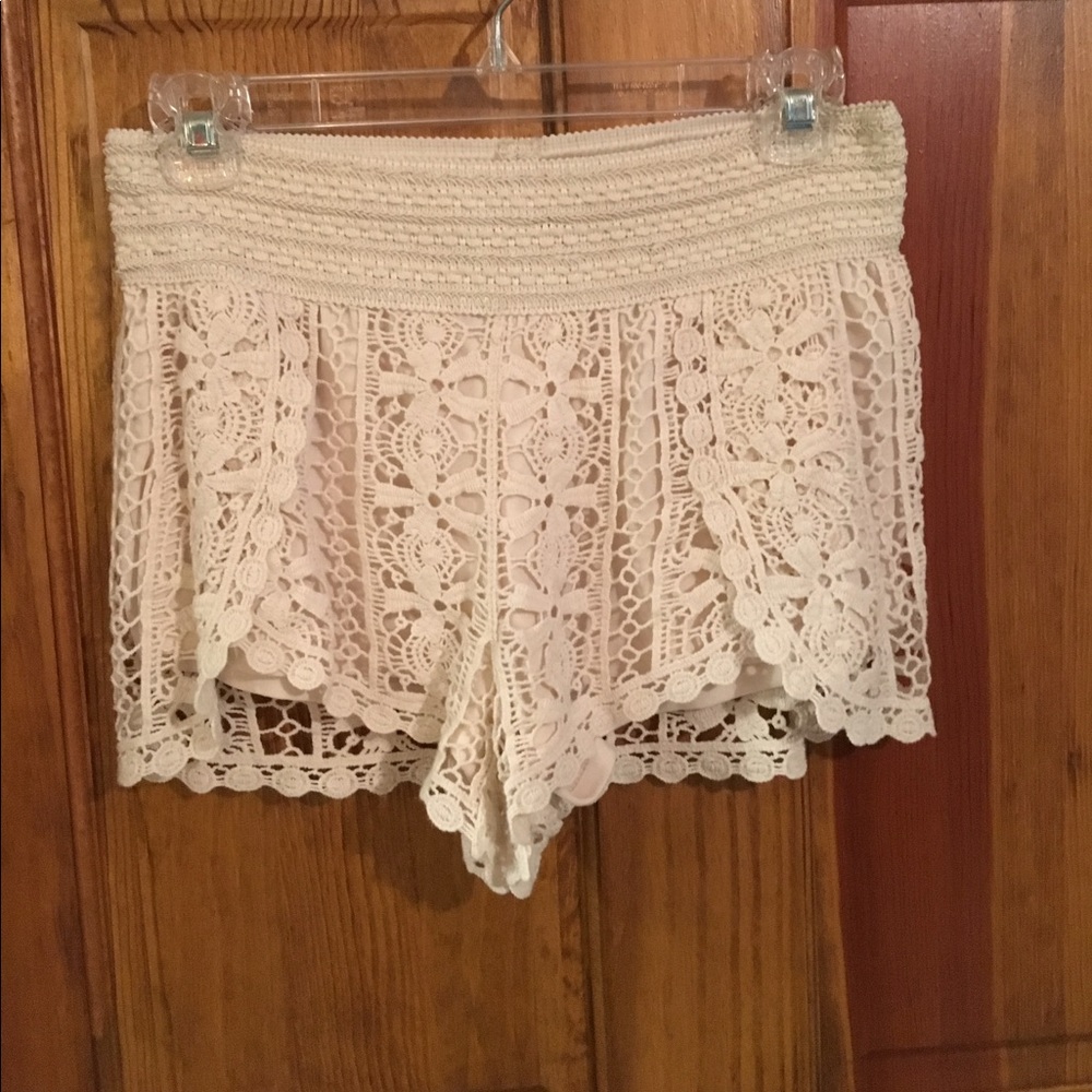 Cream Lace Stretch Shorts