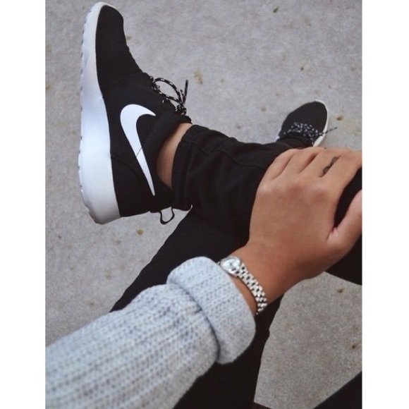 Nike Shoes - OFFER ME 🔥NWT Nike Roshe One