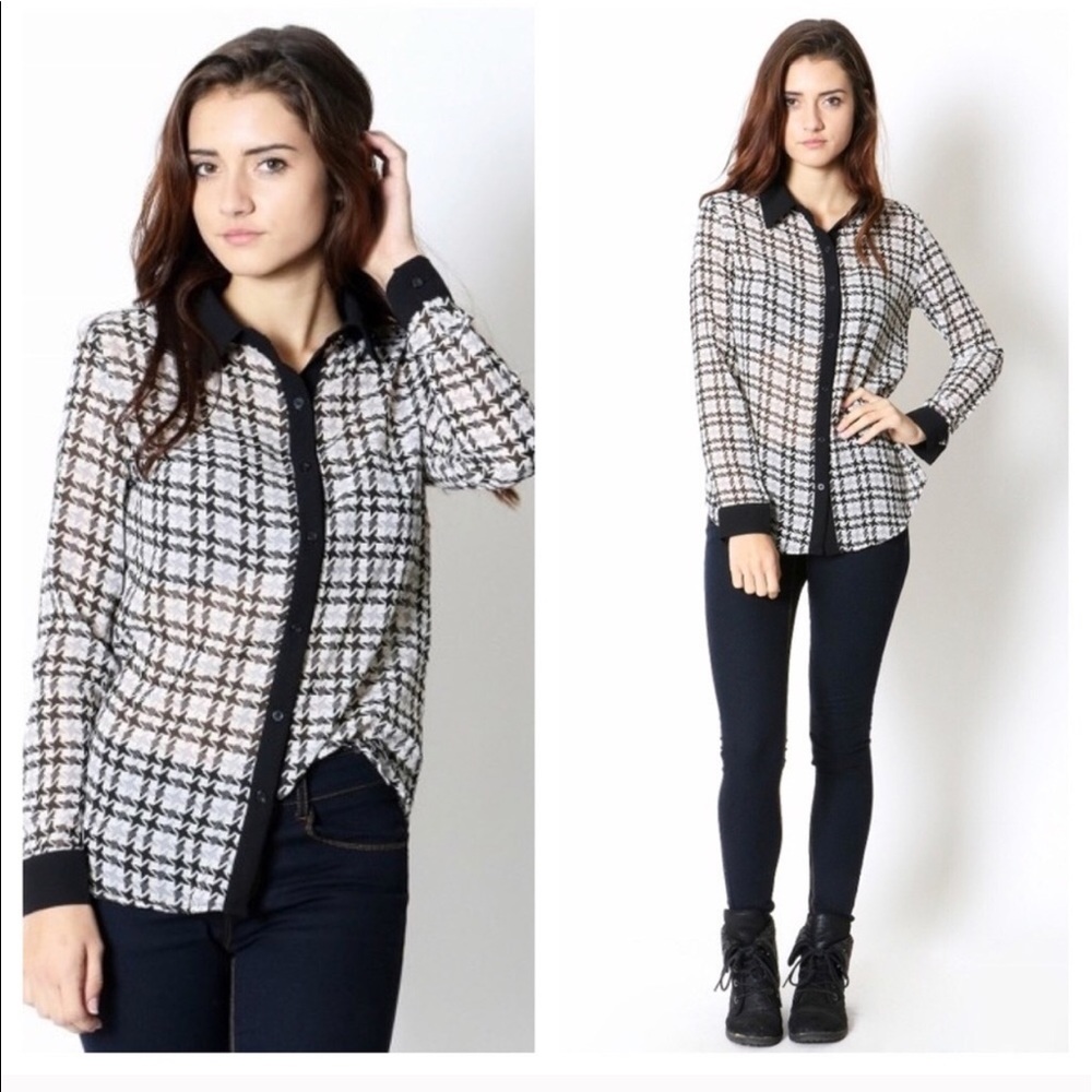 NEW Listing..Stunning black and white blouse