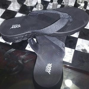 Black goga max slippers - on the go