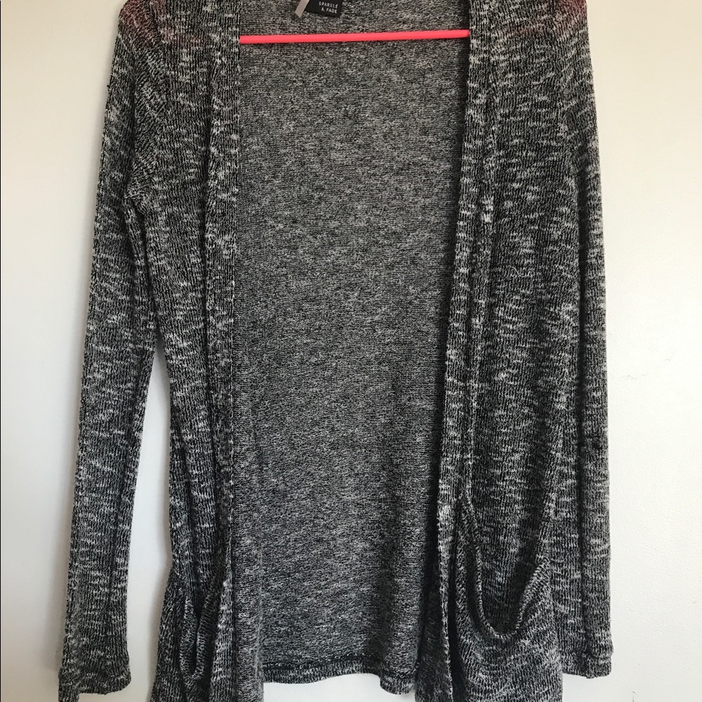 Thin long sleeve sweater with pockets