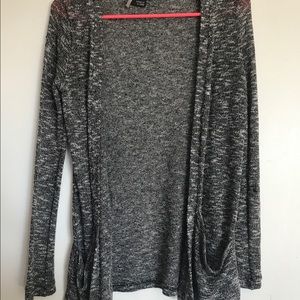 Thin long sleeve sweater with pockets