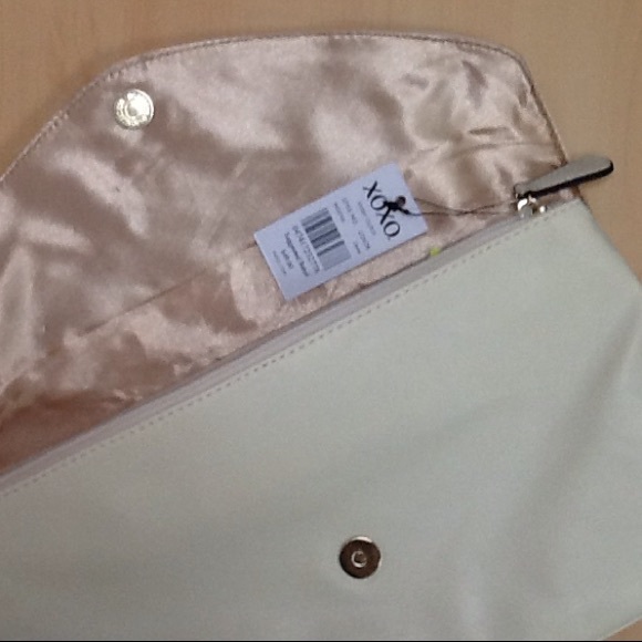 FINAL SALE ENDS 3/8 Winter White Clutch Purse - Picture 4 of 5