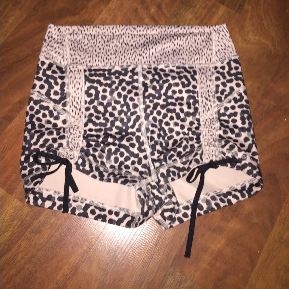 Lululemon athletica spanx cheetah 6