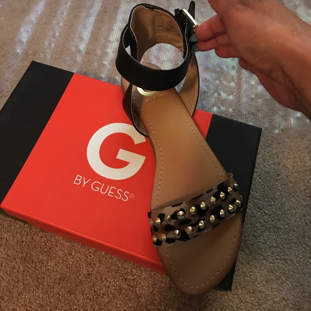 G BY GUESS BLK MULTI LEOPARD STUDDED SANDALS.
