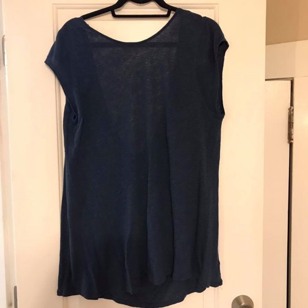 Free People navy knit shirt drapes in back