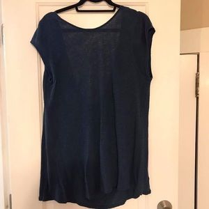 Free People navy knit shirt drapes in back