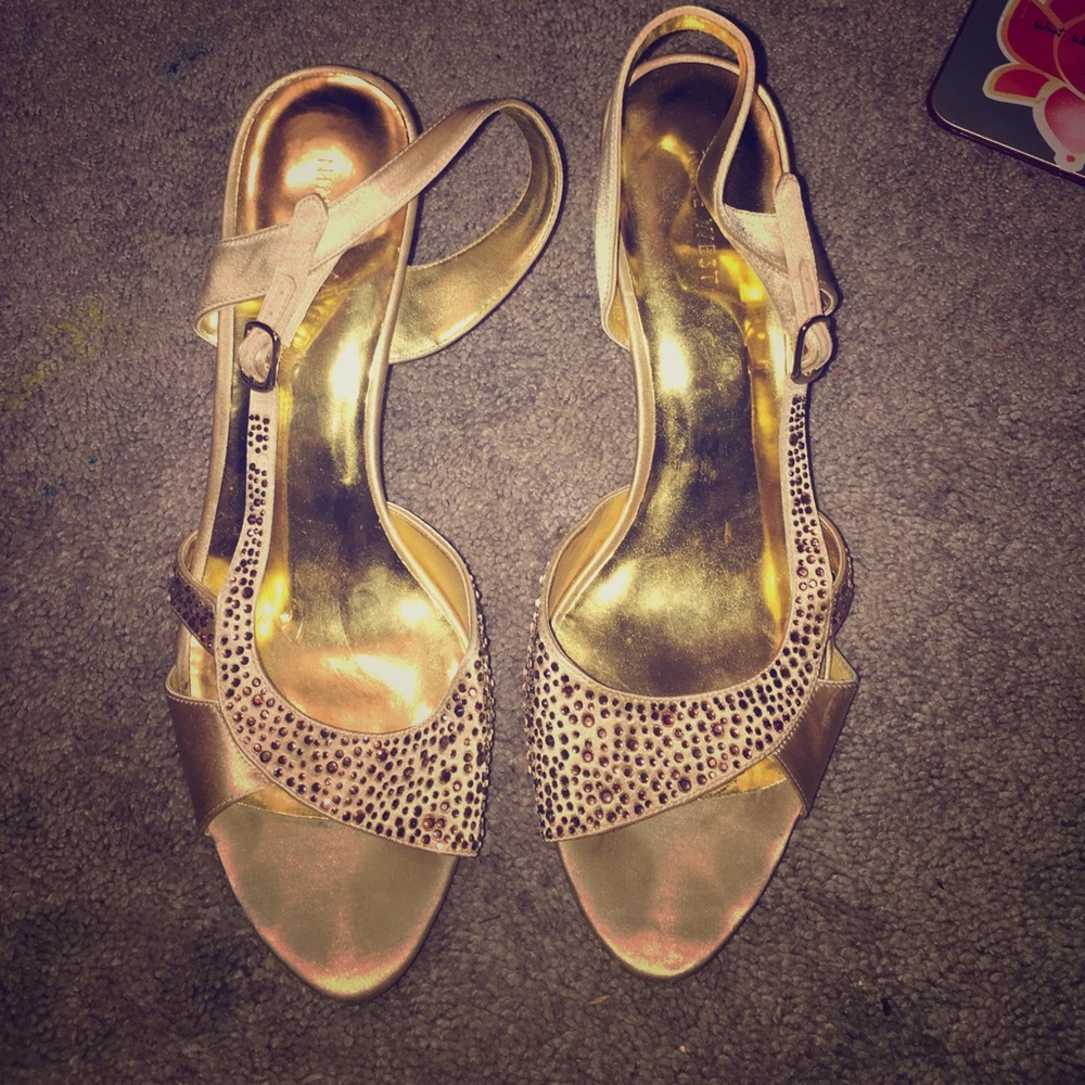 Short high heeled gold shoes