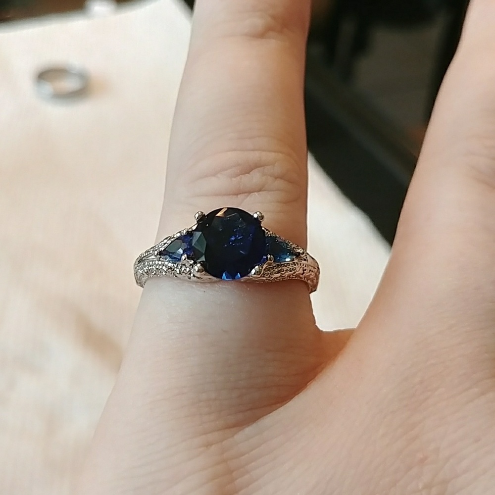Outstanding, Sapphire Ring
