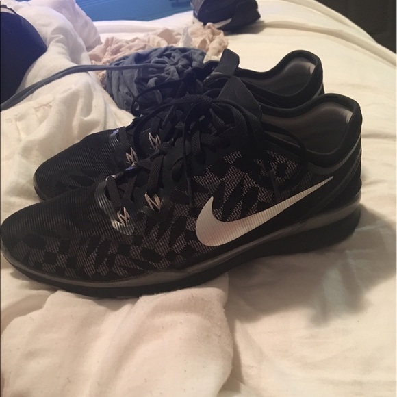 nike tennis shoes - Picture 2 of 3