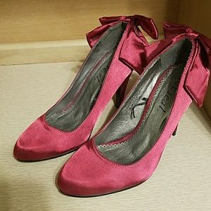 Ultra feminine mauve pumps with bows on the back.