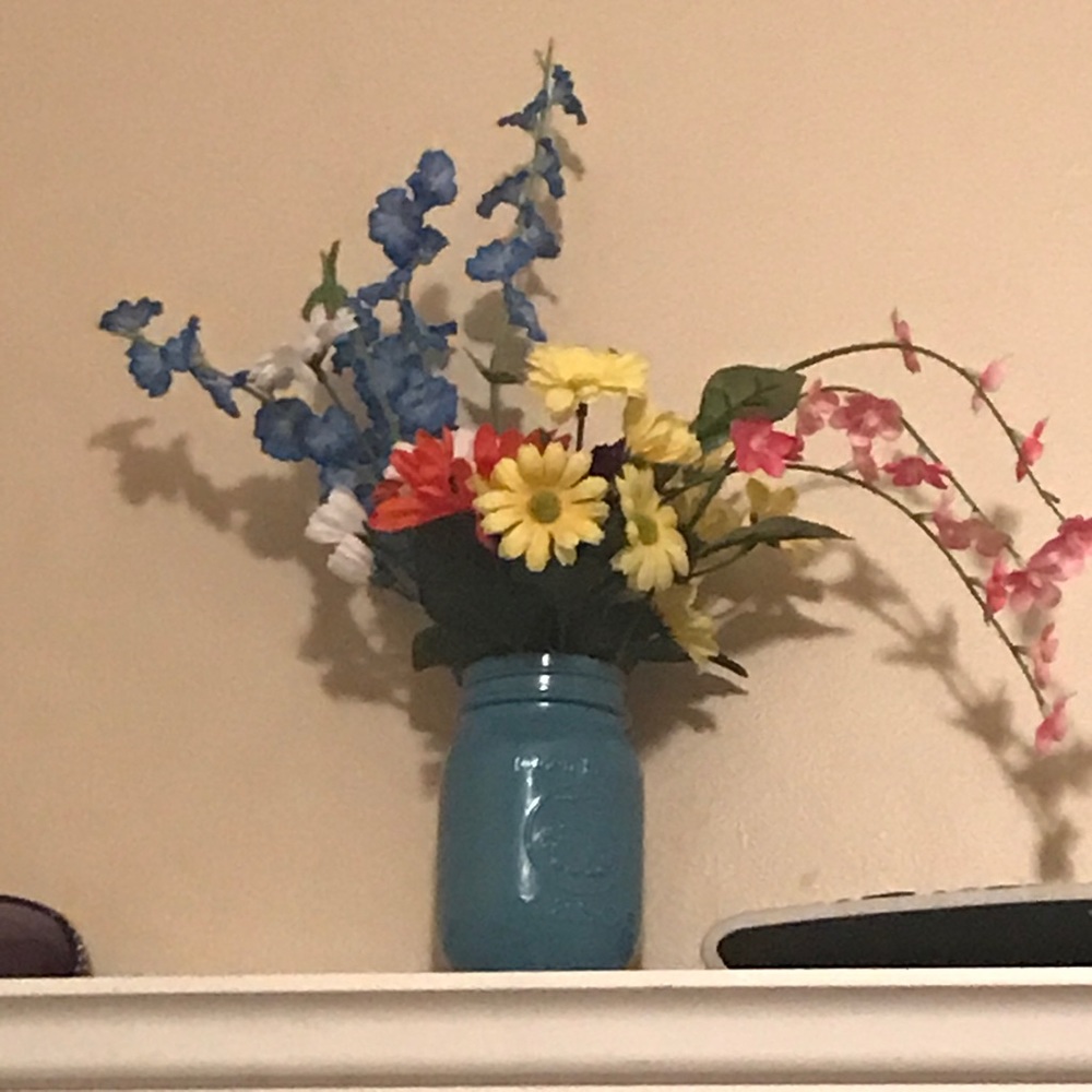 Pretty side table arrangement!!