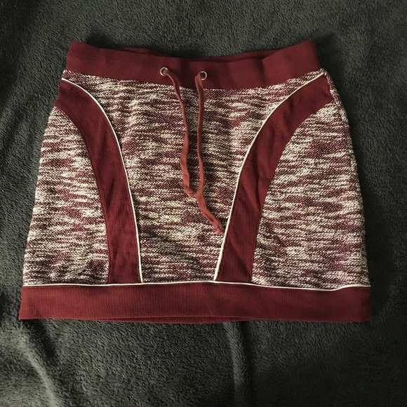 Maroon and white knit skirt - Picture 1 of 3
