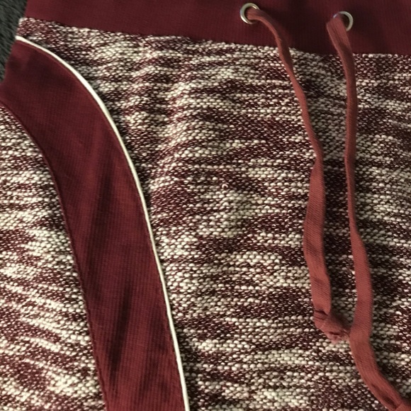 Maroon and white knit skirt - Picture 2 of 3