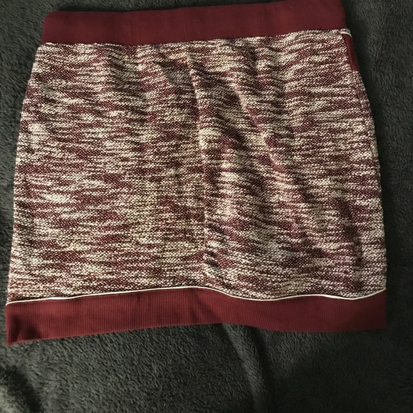 Maroon and white knit skirt - Picture 3 of 3