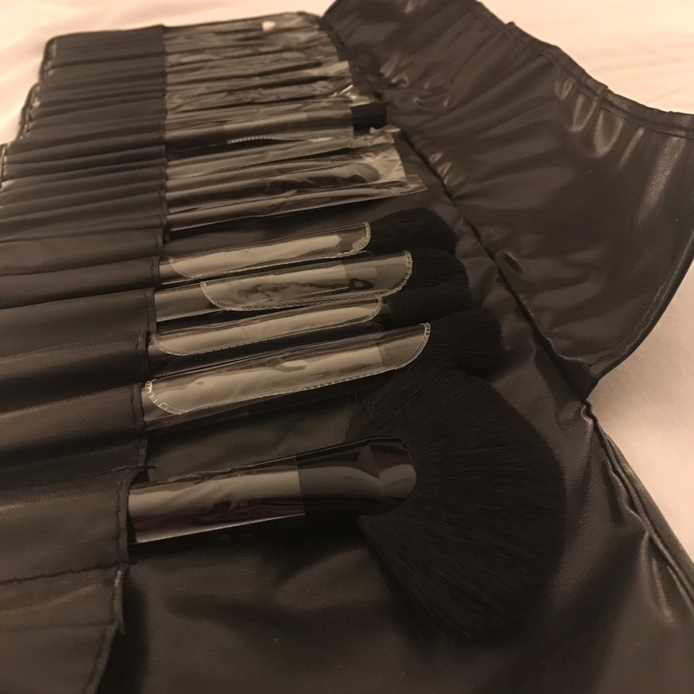 28 professional make-up brushes