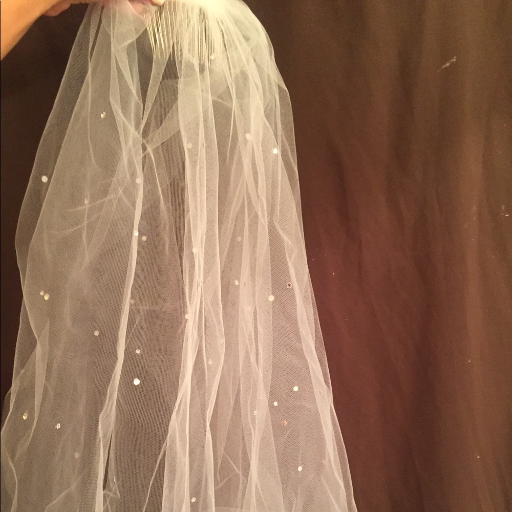 NWOT Beautiful medium wedding veil with diamonds.