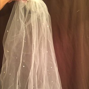 NWOT Beautiful medium wedding veil with diamonds.