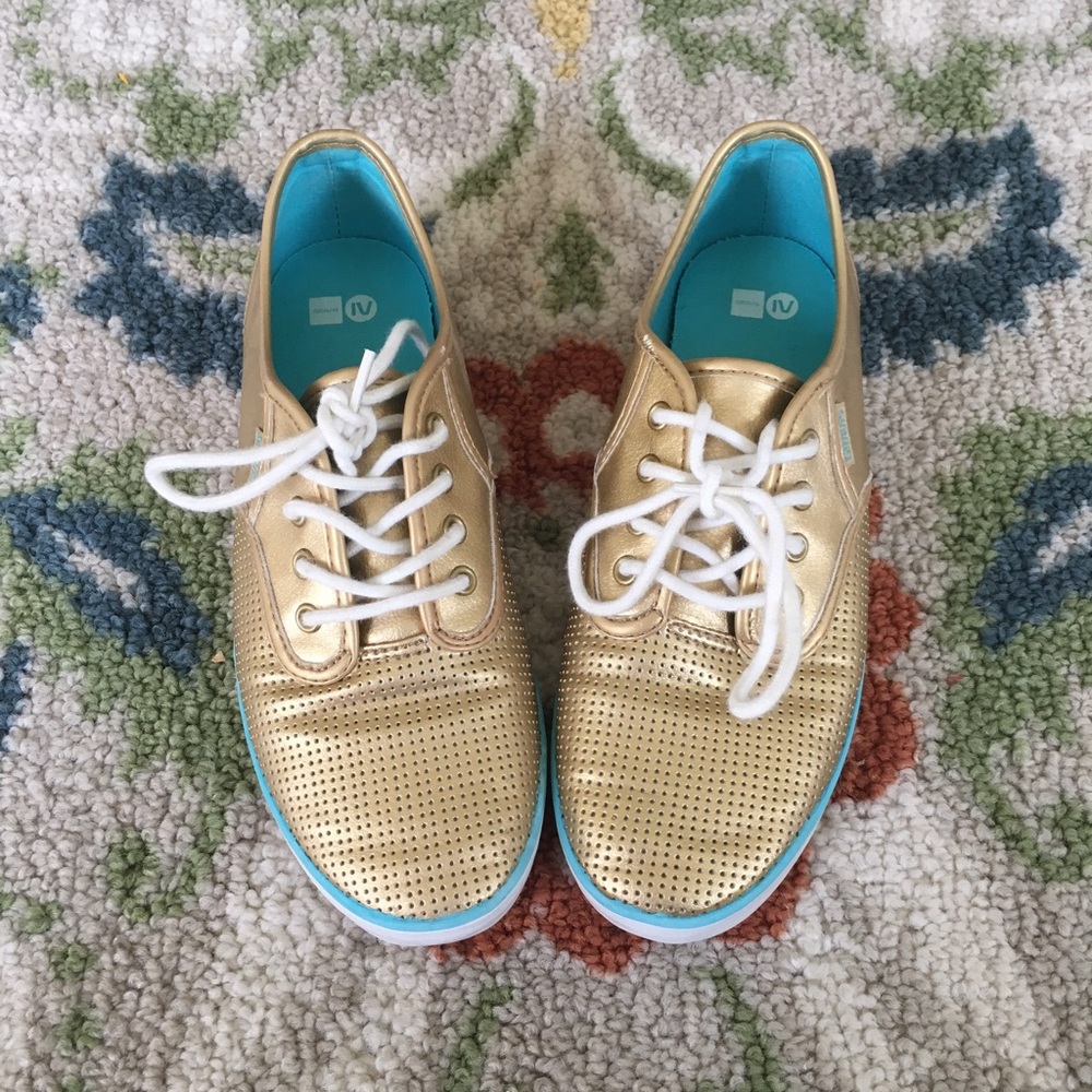 ⭐️Gravis Slymz Gold Sneakers⭐️