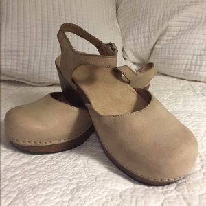 Nude suede Danskos