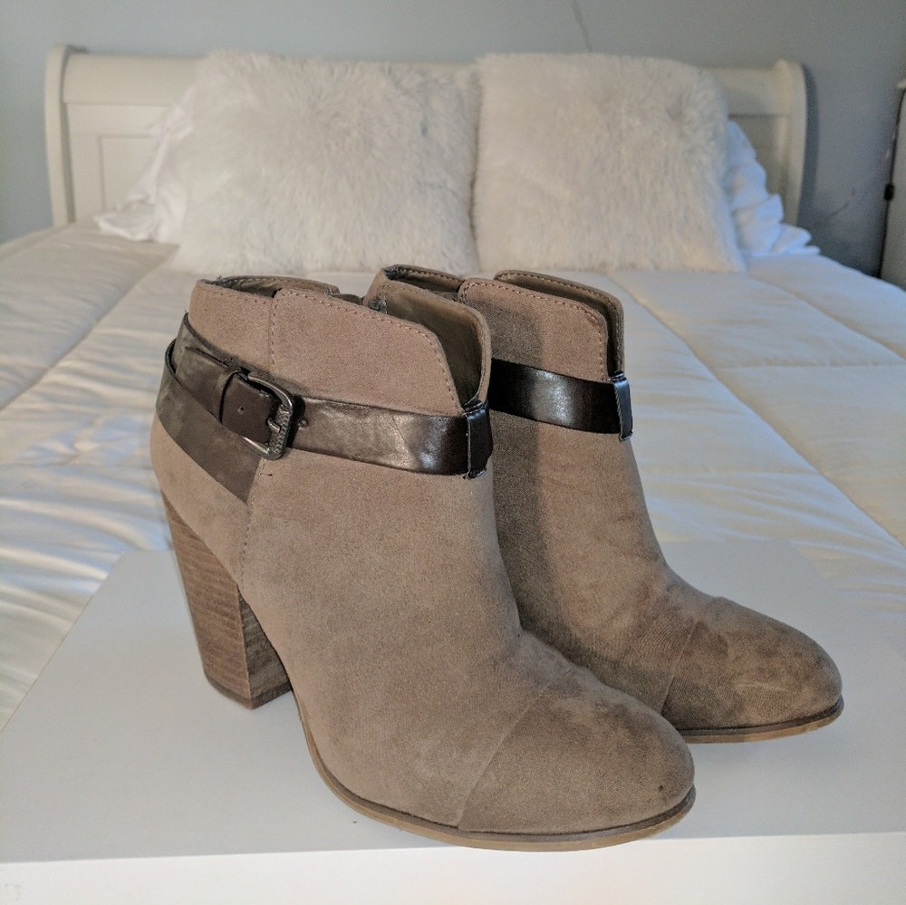 Suede taupe booties with brown leather strap