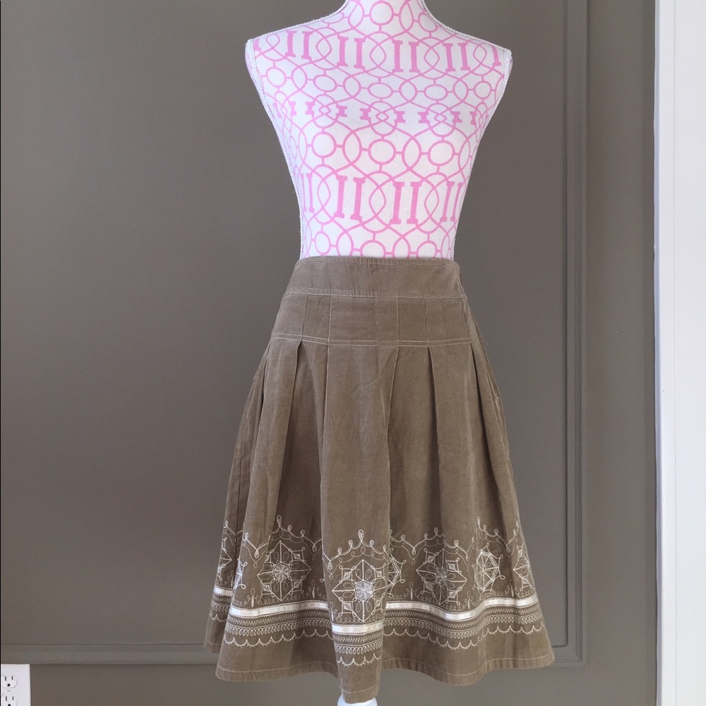 Khaki corduroy skirt with cream details