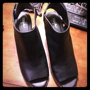 Mossino opentoe bootie with snapback like new