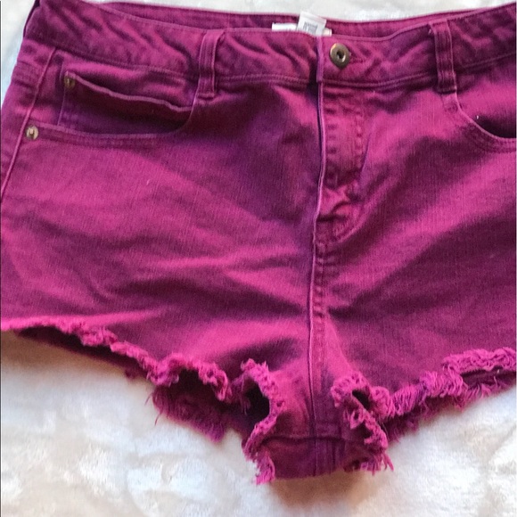 Maroon mid rise shorts - Picture 3 of 4