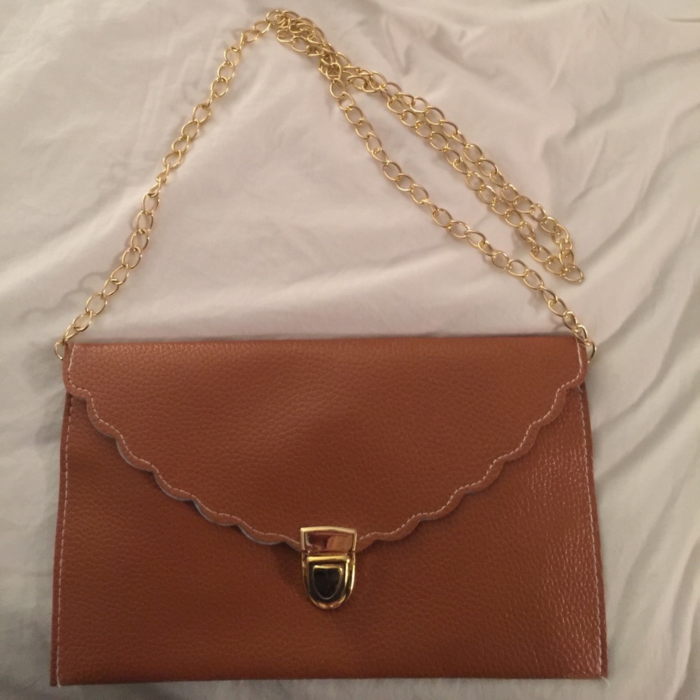 NWOT Scallop clutch